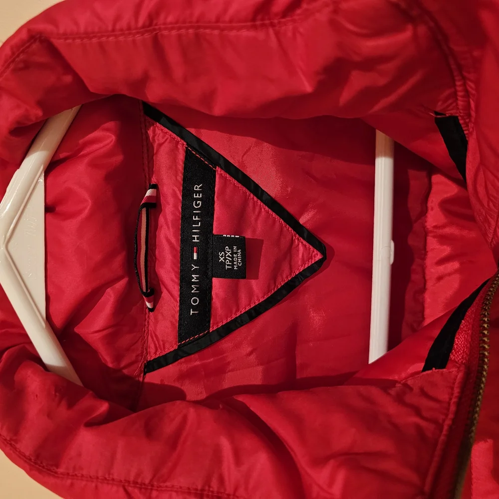 Stylish Red Puffer Jacket - Picture 3 of 3